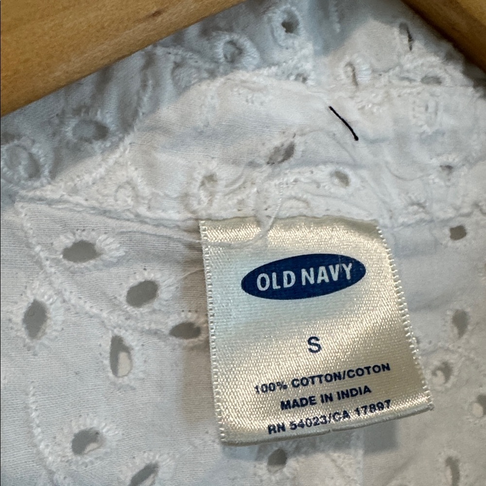 Old Navy White Eyelet Button Down Shirt 100% Cotton Size Small - Picture 3 of 5